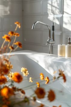 Explore cozy autumn bathroom designs with warm tiles and fixtures. This pin showcases stylish ideas that can bring the spirit of fall into your home using warm color schemes.