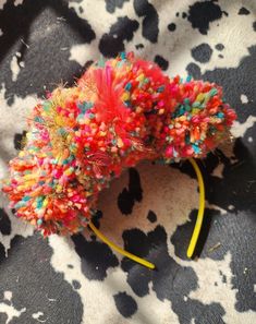 Rainbow sprinkles headpiece with gold glitter! Boomtown Outfit, Rainbow Headpiece, Karneval Outfit, Festival Headdress, Mardi Gras Outfit, Mardi Gras Costume, Pom Pom Headband, Pot Diy, Pom Crafts