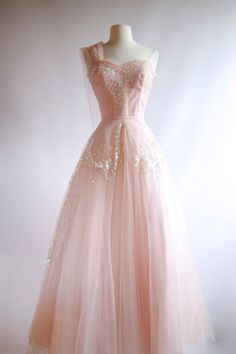 Beautiful Dresses of All Kinds, Luxury and Dazzling | Ruby Outfit | Luulla Illusion Dress Prom, 50s Prom Dresses, 파티 드레스, Look Retro, Lucille Ball, Vintage 1950s Dresses, Maxi Dress Prom, Beauty Dress, Pageant Dress