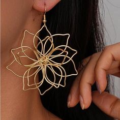 1pair Bohemian Style Lightweight Creative Flower Pendant Earrings New Gold Tone Product Measurement Eardrop Height:3 Inch, Eardrop Width:2.4 Inch Material- Iron Alloy Very Unique! The Flower Is Actually Three Dimensional Which Makes For A Really Fab Look! Locket Earrings, Diy Jewelry Set, Diy Wire Jewelry, Accessories Rings, Metal Earrings, Creative Jewelry, Ear Jewelry, Locket Necklace, Flower Pendant