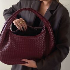 Burgundy Bottega Bag, Fall Bags Aesthetic, Bottega Shoulder Bag, Woven Bag Aesthetic, Outfits With Purses Handbags, Red Bottega Bag, Red Hobo Bag Outfit, Red Purses And Handbags, Bottega Hobo Bag Outfit