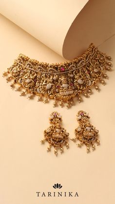 Embrace the timeless beauty of the Aashni Antique Temple Choker Set and adorn yourself with its exquisite charm. Shop now and indulge in the magnificence of this masterpiece. Gold Traditional Jewellery, South Indian Wedding Jewelry Sets Gold, Temple Jewellery Earrings Antique, Temple Set Jewellery, Gold Necklace Set Design, Temple Necklace Jewellery, Vintage Gold Necklace Antique Jewelry, Temple Jewelry, Gold Jewels Design Bridal