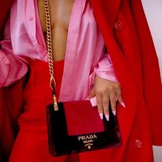 ABeautyAtTiffany's Quoi Porter, Bag Prada, Red Purse, Outfit Vintage, Colour Blocking, Chic Outfit, Matches Fashion, Red Outfit