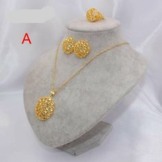 Unique Gold Jewelry Designs, Wedding Jewelry Sets Bridal Jewellery, Gold Jewels Design, Stylish Lady, Fancy Jewellery Designs, Jewelry Set Design, Gold Bridal Jewellery Sets, Gold Jewelry Stores, Gold Jewelry Sets