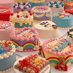 there are many cakes on the table with different toppings and colors in this photo