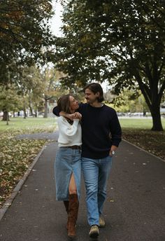 Christmas Card Ideas Picture Couple, Engagement Outfit Inspiration, Christmas Card Photo Couple, Casual Couple Photoshoot Outfit Ideas, Save The Date Photoshoot, Greenhouse Photoshoot, Cambridge Boston, Casual Engagement Photos, Fall Couple Photos