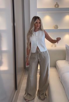 Womens Dinner Outfits Classy, Colder Summer Outfits, Classy Holiday Outfits Summer, Beige Linen Wide Leg Pants, Elegant Beige Linen Pants, Beige Linen Trousers Outfit, Chic Neutral Linen Bottoms, Salon Outfit Ideas, Beige Linen Wide-leg Pants