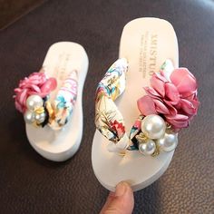 Gender: Female Season: Summer Outsole Material: EVA Fit: Fits true to size, take your normal size Pattern Type: Solid Upper Material: PU Heel Shape: Flat Heels Item Type: Slippers Size（Inch） Foot Length US10/EU27/UK9--US11/EU28/UK10Little Kids 7-7¼ US11.5/EU29/UK10.5--US12/EU30/UK11Little Kids 7½-7¾ US13/EU31/UK12--US1/EU32/UK13Little Kids 7¾-8 US1.5/EU33/UK14--US2.5/EU34/UK1.5Little Kids 8¼-8½ US3.5/EU35/UK2.5Big Kids 8¾ US4/EU36/UK3Big Kids 8¾ Flower Slippers, Floral Slippers, Leather Sneakers Men, Kids Flip Flops, Aztec Fashion, Summer Slippers, Slippers Women, Tailored Shorts, Leather Flat Shoes