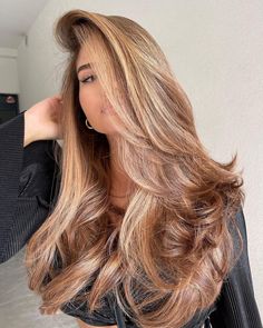 Brown Hair Styles, Honey Brown Hair Color, Brown Hair Inspiration, Honey Brown Hair, Dreamy Aesthetic, Hair Color Caramel, Long Hair Pictures, Honey Blonde Hair