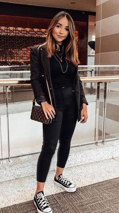 Cute All Black Outfits, All Black Outfit For Work, Thanksgiving Outfit Ideas, Chique Outfit, Thanksgiving Outfits, White Converse, Stylish Work Outfits, Casual Chic Outfit