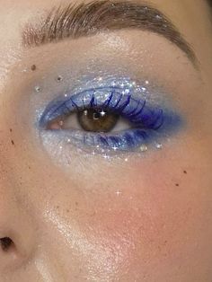 Fun Blue Eye Makeup, Electric Blue Eyeshadow, Blue Elf Makeup, Blue Christmas Eyeshadow, Ice Blue Eye Makeup, Blue Hooded Eyes Makeup, Ocean Inspired Makeup, Make Up Nouvel An, Blue And Gold Makeup Looks