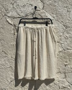 Color: Crudo SIZE: XL Lenght 62 cm / Width: 54 cm / Cross: 42 cm Fit: Oversized Relaxed / Over Knee Fringed bottoms 2 pockets 100% Cotton Handmade in Tulum, Mexico DeliveryOrders will usually ship whitin 2-3 business days from Tulum, Mexico 100% Delivery Guarantee. If a product you ordered arrived damaged/broken or was lost during delivery -we will resend you the same product again without any additional cost! Relaxed Fit Beachwear Bottoms With Side Pockets, Vacation Bermuda Pants With Pockets, Oversized Summer Vacation Bottoms, Beige Linen Beachwear Bottoms, Wide Leg Beach Shorts With Pockets, Oversized Linen Bottoms With Pockets, Beige Cotton Beachwear Bottoms, Beige Bermuda Bottoms For Vacation, Oversized Casual Bottoms For Vacation