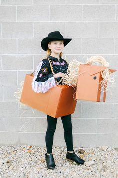 Cowgirl Costume Diy, Costumes Faciles, Western Costume, Easy Halloween Costume, Black Cowboy Hat, Jessica Smith, Easy Diy Costumes, Baby Kostüm, Cowboy Costume