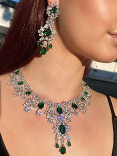 Green Dimond Neckless, Vintage Emerald Jewelry, White Jwellery, Emerald Earrings Indian, Emerald Accessories, Green Diamond Necklace, Green Emerald Jewelry, Emerald Jewelry Necklace, Emerald Jewelry Set