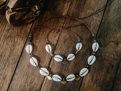 This set of a gold shell necklace and boho pearl bracelet is the perfect jewelry idea for beach lovers, ideal as a beach jewelry gift set and shell pendant to complete the perfect beach look. 𝐃𝐄𝐓𝐀𝐈𝐋𝐒 🌵 Jewelry set consisting of a shell necklace and matching bracelet, gold and brown details 🌵 Kauri shell, Linhasita macramé yarn, wooden brass beads, brass pendant 🌵 Adjustable length 🌵 Goes with boho, western/country looks 𝐕𝐄𝐑𝐒𝐀𝐍𝐃 📦 Processing time for handmade products 1-5 worki Country Looks, Necklace Shell, Beach Necklace, Beach Necklaces, Boho Choker, Detailed Jewelry, Set Jewelry, Shell Bracelet, Shell Necklace