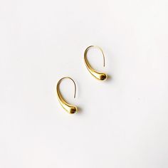 Be bold, with these chic gold hook earrings. Perfect for stylishly elevating any outfit, their contemporary abstract design and waterdrop silhouette will have heads turning. Not to mention, the high-gloss surface provides dazzling shine to your ensembles — guaranteed to dazzle. Strike a pose and own your look! • S P E C I F I C A T I O N •Finish: 18Kt PVD plating in goldDrop length: approx. 25mm Modern Metal Drop Earrings For Pierced Ears, Modern Gold Teardrop Drop Earrings, Modern Metal Teardrop Earrings, Modern Metal Teardrop Earrings For Pierced Ears, Minimalist Teardrop Earrings For Party, Gold Single Drop Earring In Modern Style, Modern Metal Drop Hoop Earrings, Modern Metal Teardrop Earrings For Formal Occasions, Modern Pierced Teardrop Earrings For Formal Events