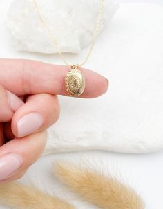 Modern Locket Necklace, Small Locket Necklace, Dainty Locket Necklace, Small Gold Locket, Small Lockets, Dainty Locket, Lockets Gold, Regency Core, Gold Lockets