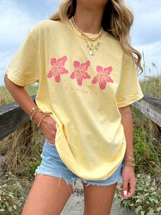 Sunhoney What’s The Best That Could Happen T-shirt Hibiscus Flower Shirt, Hibiscus Flower Design, Yellow Fits, Jacksonville Beach, Affordable Fashion Women, Preppy Summer, Cute Preppy Outfits, Beach T Shirts, Hibiscus Flower