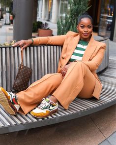 Sneakers And Business Casual, Women In Suits And Sneakers, Cool Work Shoes, Suits And Sneakers Black Women, Womens Suit With Sneakers, Sneaker Fits Women, Women Suits With Sneakers, Business With Sneakers, Fall Outfit Ideas For Work