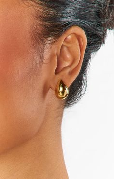 Give any outfit a lift with the elevated vibes of these mini teardrop studs! Gold Teardrop Earrings Wedding, Small Gold Wedding Earrings, Goold Earrings, Low Bun Earrings Wedding, Dini Earrings, Tear Drop Earrings Outfit, Drop Earrings Outfit, Gold Wedding Earrings, Teardrop Earrings Gold