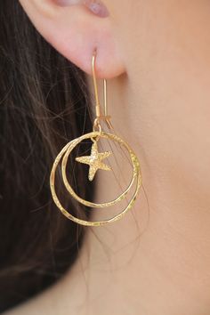 Gold starfish summer earrings for women. These lovely 14K gold filled starfish earrings are perfect for everyday wear. Beautiful, lightweight, nickel free shiny dangle women earrings. The circles are slightly hammered to help them catch the light and give it a touch of magic. Easy to put on and comfortable to remove. These Sea Star earrings makes a great gift for a nautical summer birthday or as a Sea / Beach lover gift. Earrings are a lovely gift for a summer birthday person. You are going to l Starfish Jewelry, Gold Star Earrings, Nautical Earrings, Starfish Earrings, Sea Lover, Jewelry Summer, Summer Earrings, Women Earrings, Sea Star