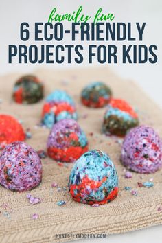 Looking for eco-friendly projects for kids? Check out these six projects that are simple, can be done indoors, and don't require any screens. Which of these eco-friendly projects will your kids love? | #HonestlyModern #ecofriendlyprojects #projectsforkids Eco Friendly Art Projects, Environmental Crafts, Earth Friendly Crafts, Earth Day Activities For Kids, Environmental Activities, Projects For Toddlers