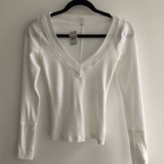 Nwt. The Perfect Basic White Long Sleeve Top By Intimately Free People. Semi Stretch Rubbed Cottony Fabric. Slightly Sheer. Size Xs White Flowy Shirt, Flowy Shirts, White Long Sleeves, Y2k Long Sleeve, White Long Sleeve Top, Dolman Sleeve Tops, White Long Sleeve Shirt, Summer Fits, Sweater Sleeves