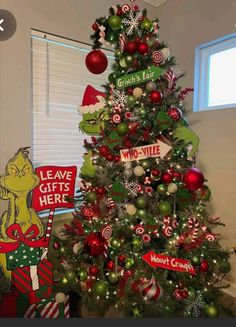 Grinch Christmas Decorations Restroom, Mr Grinch Christmas Tree, Simple Grinch Tree, Christmas Tree Themes Grinch, Who Ville Christmas Decor, The Grinch Tree Decorations, Who Ville Tree, Grinch Theme Tree, Diy Grinch Christmas Tree Decorations