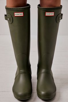 Get through rainy days with ease in these classic rubber rain boots. In a matte rubber this style features a buckle accent on the side, logo detailing in front, and treaded rubber sole. Green Hunter Boots Outfit, Hunter Rain Boots Outfit, Green Hunter Boots, Farmers Market Outfit, Rain Boot Outfit, Olive Boots, Green Rain Boots, Hunter Boots Outfit, Free People Boots