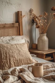 Explore these cozy rustic dorm room ideas! Transform your college space with warm decor tips and stylish furnishings using natural materials and gentle colors. Perfect for creating a personal and inviting environment.