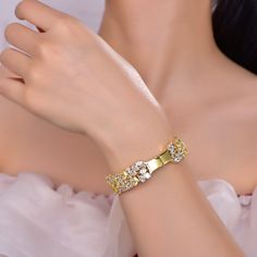 Brazalete con abalorio de corona de lujo y moda de alta calidad para mujer. Un símbolo de honor y responsabilidad, es un símbolo atemporal.  es una excelente manera de expresar tu amor por alguien importante. Como regalos para compromiso, boda, amistad, cumpleaños, esposa, novia, amantes, etc. Recibirás muchos cumplidos y te concentrarás cuando lo uses.
SOBRE LA COLECCIÓN
The Imperial Collection es la colección debut de Rollins Royale. Fue imaginado y diseñado con la idea de la realeza en mente Zhuhai, Queen Crown, Bangles Style, Creating Jewelry, Blue Zircon, Gold Leaf, Gold Plated Jewelry, Pure Silver, Gemstone Bracelet