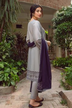 Pakistani Boutique, Dupatta Style, Pakistani Designer Clothes, Unstitched Dress Material, Summer Lawn, Lawn Dress, Purple Fabric, Pakistani Designers, Suit Fabric