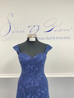 a blue dress is on display in front of a sign that says, sisa & eric