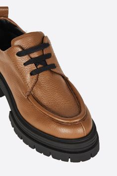 CONOCE A BÁRBAR


 Las tendencias de la moda masculina de los 90 reciben un impulso en esta versión deportiva de cuero. Los detalles minimalistas de la parte superior en monocromáticos mantienen el zapato con cordones BARBAR deportivo y al mismo tiempo elegante.



 Superior de cuero

 Forro de cuero

 Plantilla de espuma viscoelástica.

 Tacón 2 pulgadas

 Fiel al tamaño

 Hecho en España




 ENVÍO NACIONAL Y DEVOLUCIONES GRATIS EN TODOS LOS PEDIDOS SUPERIORES A $200
 Cualquier artículo vendi Slip-on Leather Oxfords With Lug Sole, Lace-up Oxford Leather Shoes With Rubber Sole, Black Leather Oxfords With Vibram Sole, Leather Lace-up Oxfords With Vibram Sole, Black Whiskey, Brown Lace-up Oxfords With Vibram Sole, Slingback Mules, Vegan Shopping, Oxford Platform