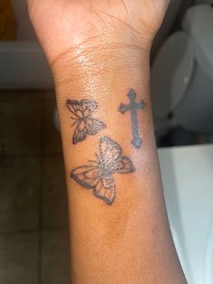 tattoo 
butterfly tattoo 
carti tats 
underground 
y2k Wrist Tats Black Women, Cute Wrist Tattoos Black Women, Cute Butterfly Tattoos Black Women, Basic Tattoos, Tattoos Inspo, Tattoed Women, Stylist Tattoos