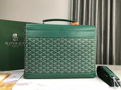 #Goyard Citadin# The name comes from the meaning of "urban man" in French. It is equipped with a detachable shoulder strap, which can be used as a portable briefcase for business outings, and it can be worn elegantly in casual daily life. It is very functional and eclectic. Top BOX smooth cowhide➕Goyardine cotton linen canvas, full of luxury The new Goyard Citadin messenger bag is now available in Goyard Beijing, Shanghai, Shenzhen, Chengdu and Hong Kong boutiques.
This bag is only ️one size: bottom length 38*height 26*width 8cm
There are black, brown, dark blue, green, gray and other five colors to choose from Lv Purse, Lv Shoes, Commuter Bag, Chengdu, Linen Canvas, Lv Handbags, Orange Bag, Lv Belt, Lv Wallet