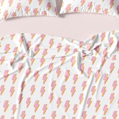 This preppy design with lightning bolts is sure to brighten up your bedroom. High-quality super soft duvet cover for the sweetest dreams Between sleeping and lounging, we spend a lot of time in our beds. Feel comfy, and cozy and have the sweetest dreams after a long day in your new, made-to-order, unique bedding sets. The duvet cover allows you to change the style or color choice of your bedding with a simple switch of the cover. Swapping the cover can easily transform your whole bedroom aesthet Bedding Preppy, Preppy Bedding, Cute Dorm, Girls Bedding, Preppy Decor, Unique Bedding Sets, Room Decor Aesthetic, Nursery Mural, Cute Bedding