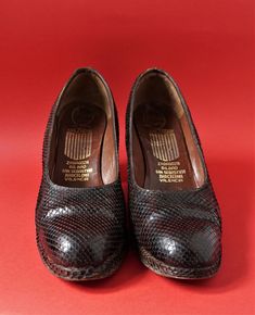 "Amazing Snake leather Brown Shoes In general in good condition, with some signs of vintage. True leather Size 37 Europe - 5,5 size USA Measures: - Tall Heels: 2.95\" (7,5 cm) - Total Long outside: 9.05\" (23 cm) I do combined shipping! Thanks for stopping by!!" Vintage Brown Heels With Wooden Heel, Vintage Leather Heels With Wooden Heel, Vintage Brown Heels With Stacked Heel, Vintage Stacked Heel Shoes, Vintage Low Heels With Stacked Heel, Brown Vintage Heels With Stacked Heel, Retro Wedge Heel Formal Heels, Retro Wedge Heel Heels For Formal Occasions, Vintage Stacked Low Heels