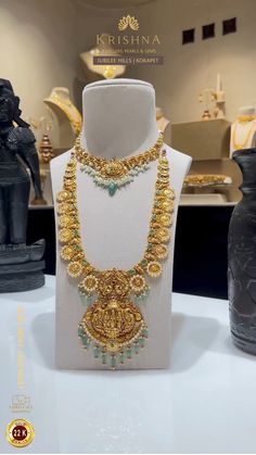 ✨Complete your festive charm with our [22k gold] [necklace set], adorned with [pearls], [CZs], [emerald beads]🌿, and [ruby pota]. A stunning blend of tradition and elegance for every celebration!👑
.
► Call/ WhatsApp/ Video Call: 📲+91-8499011111
.
#krishnajewellerspearlsandgems #krishnajewellers #goldnecklace #traditionalnecklace #necklace #necklacegoals #22kgold #rubies #traditionaljewellery #indianjewellery #handcraftedjewellery South Indian Bridal Jewellery, 22k Gold Necklace, Gold Bridal Necklace, Indian Bridal Jewellery, Indian Bridal Jewelry Sets, Bridal Necklace Set, Emerald Bead, Gold Necklace Set, Video Call