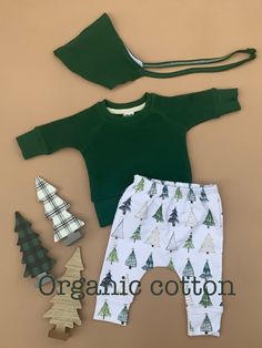 This cute raglan top and gusset pants are great gift for newborn, or stylish kids' birthday gift and must have for kids' Christmas. The top is made of soft solid organic cotton waffle fabric, milled in USA and printed soft jersey or French terry fabric which printed in USA. The pants and hat is made of organic cotton waffle fabric. The hat is lined with soft jersey white fabric for comfort. If you want customization, feel free to contact me. It is HAND-MADE, made to order item. It is made in Sun Green Cotton Christmas Sets, Christmas Cotton Playtime Sets, Green Cotton Sets For Holiday, Green Cotton Winter Sets, Christmas Tree Outfit, Kids Christmas Outfits, Raglan Top, French Terry Fabric, Coming Home Outfit