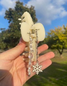 Winter inspired fairy claw clip! Using glass beads, clear quartz, and silver charms :) Christmas Hair Clip, Blank Hats, Fairy Accessories, Beauty Elixir, Fairy Hair, Winter Fairy, Winter Inspired, Winter Jewelry, Snowy Winter