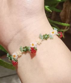 Bridesmaid Bracelet Gift, Pearl Bridesmaid Jewelry, Bracelets Design, Beads Bracelet Design, Handmade Jewelry Tutorials, A Bracelet, Funky Jewelry, Flower Bracelet, Red Flower