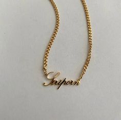 Descripción del producto:
Celebrela con nuestro exquisito collar personalizado chapado en oro de 14k, un regalo perfecto para cumpleaños, San Valentín, Navidad y cualquier otra ocasión especial. Esta popular cadena de eslabones cubanos está disponible en oro, plata y oro rosa y ofrece una variedad de opciones elegantes que combinan con su estilo.

Este collar personalizado está elaborado con amor y atención al detalle, lo que garantiza que sea  hipoalergénico para pieles sensibles. No solo eso, Personalised Jewellery Necklaces, Customized Necklace, Cuban Link Chain Necklaces, Necklace Collection, Multi Layer Necklace, Photo Necklace, Link Chain Necklace, Pearl Hoop Earrings, Custom Name Necklace