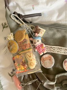 Homemade Backpack, Trinkets Aesthetic, Bag Accessories Keychain, Inside My Bag, Bags Aesthetic, Cute Keychain, My Bag, Time Capsule, Cute Bags