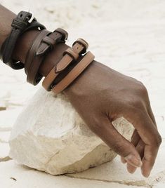 Dans le cuir végétal extra lent qui fait notre grande fierté, nous avons choisi une boucle identique à celle du bridon pour fermer ce bracelet à double tour. La force de la matière alliée à la finesse et la beauté de ses lignes en font un accessoire aussi bien féminin que masculin. Unique Gold Handmade Leather Bracelet, Bracelet En Cuir Diy, Gold Leather Bracelets With Gold-tone Hardware, Elegant Leather Bracelet With Gold-tone Hardware, Handmade Punk Leather Bracelet, Adjustable, Mens Bracelet, Leather Bracelet, Bracelet, Leather