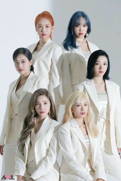 Group Photo Poses, Group Picture Poses, Sisters Photoshoot Poses, Friendship Photoshoot, Group Photography Poses, Group Poses, Studio Photography Poses, Friend Pictures Poses, Dsp Media