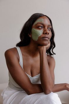 This mask is formulated with a powerhouse of natural ingredients, including green papaya fruit enzymes, matcha green tea powder, French green and rhassoul clay, yarrow, and geranium. These components work together to detoxify, cleanse, balance, and heal skin to reveal a bright, nourished complexion. Enzyme Mask, Papaya Fruit, Green Papaya, French Green Clay, French Green, Papaya Fruits, Matcha Green Tea Powder, Skin Dryness, Geranium Essential Oil