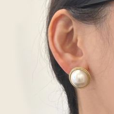 One pair of Bold Statement piece, Large Genuine Mabe Pearl Stud Earrings made in Solid Gold * Metal: 14K or 10K Gold * Center stone: Genuine Mabe White Pearls * Pearl Size: 13-14mm or 15-16mm * Sold as One Pair You might like other earrings from our store👇  https://etsy.me/2MyjnPw ❤️Follow us on Instagram @ elekalonjewelry for latest projects and designs. *If you have any questions, please feel free to message us. Braided Designs, Vintage Pearl Earrings, Pearl Earrings Designs, Pearl Statement Earrings, Twisted Band Ring, Butterfly Earrings Gold, Chunky Pearls, Stud Earrings Unique, Pearl Stone