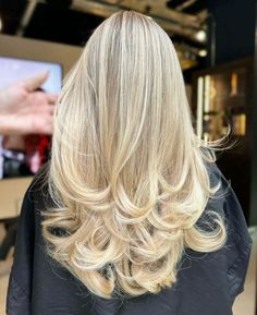 Blonde Winter Outfit, Old Money Blonde Highlights, Blonde Hair Scandinavian, Winter Blond Hair, Cold Blonde Highlights, Old Fashion Hair, Winter Blonde Hair Color, Old Money Blonde Hair, Layered Blonde Hair