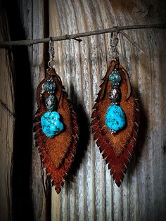 Rustic leather earrings! "These rustic brown leather and bohemian turquoise stone earrings beautifully blend earthy charm with a touch of bohemian flair.... The warm tones of the leather provide a natural, rustic backdrop, while the vibrant turquoise stones add a pop of color and a unique, artistic touch Perfect for adding a hint of boho chic to any outfit, these earrings are versatile and stylish, ideal for casual wear or dressing up for a special occasion." The actual earring measures 3 1/2" i Turquoise Stone Earrings, Suede Jewelry, Fiber Art Jewelry, Rustic Backdrop, Natural Stone Earrings, Leather Diy Crafts, Nature Earrings, Earrings Turquoise, Jewelry Boho